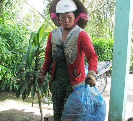 Bố nằm liệt giường, hai con phải nghỉ học phụ mẹ mưu sinh - 2 Chị Đường phải đi nhổ từng cọng năng để lo cho chồng con