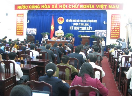 Bị “truy” phí bệnh viện, Giám đốc Sở Y tế xin khất trả lời - 1 Nghị trường kỳ họp thứ 7 HĐND tỉnh Bạc Liêu nóng với các phiên chất vấn. (Ảnh: Huỳnh Hải)