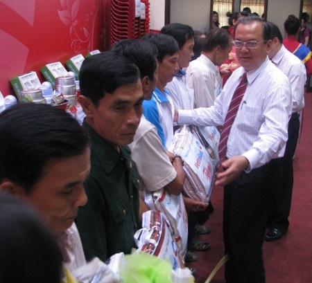 Trao quà cho các hộ dân nghèo.