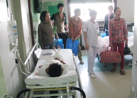 Bệnh nhân Huỳnh Lệ Hoa đã được phẫu thuật khối u - 2 Người nhà, điều dưỡng bệnh viện cùng động viên tinh thần bệnh nhân.