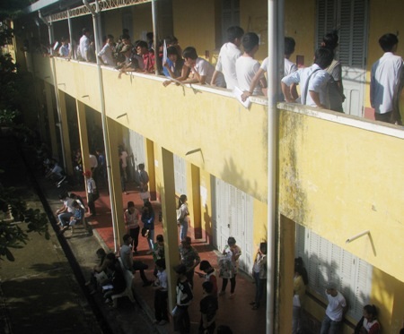 Ngồi chờ đến giờ vào phòng làm thủ tục.