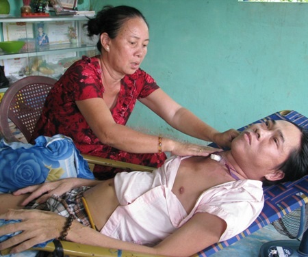 Bố nằm liệt giường, hai con phải nghỉ học phụ mẹ mưu sinh - 1 Bà Mai hàng ngày chăm lo cho con rễ để con gái đi kiếm tiền mưu sinh.