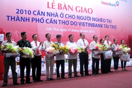 Trao quà cho các hộ dân nghèo.