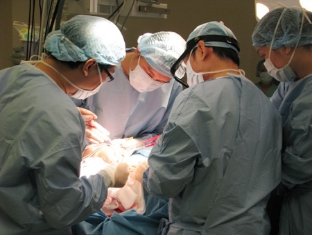 Bệnh nhân Huỳnh Lệ Hoa đã được phẫu thuật khối u - 3 Các bác sĩ đang tiến hành phẫu thuật.