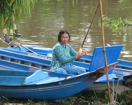 Nỗi khó khăn đến trường của học sinh tuyến dân cư "3 không" - 3 Chị Nga vừa đi đón con học Mẫu giáo, vừa mang sữa theo cho một đứa con trai nhỏ.