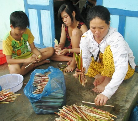 Bố nằm liệt giường, hai con phải nghỉ học phụ mẹ mưu sinh - 5 Hai chị em Ngân và Dương bên cạnh cha.