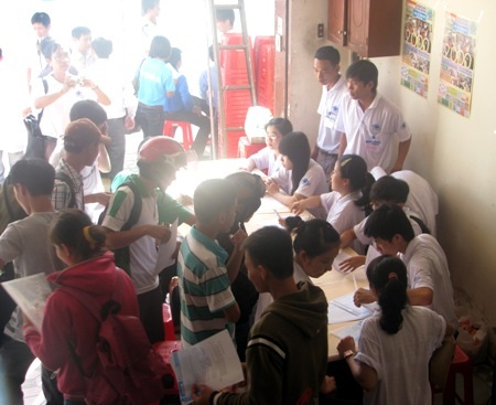 Sĩ tử "đội nắng" ồ ạt đổ về Tây Đô ứng thí - 2 Sĩ tử đăng ký nhận chỗ trọ miễn phí.