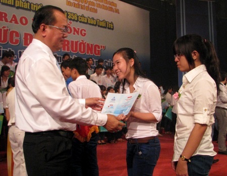 Xúc động lá thư tân sinh viên cận 7 độ gửi cha - 4 Ông Lê Hùng Dũng - Phó Chủ tịch Thường trực UBND TP Cần Thơ trao học bổng đến các tân sinh viên.