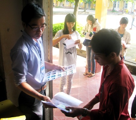 Giám thị gọi thí sinh vào phòng và kiểm tra giấy tờ.