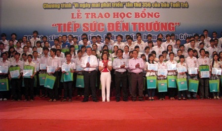 Xúc động lá thư tân sinh viên cận 7 độ gửi cha - 5 Hơn 200 tân sinh viên nghèo khu vực ĐBSCL được nhận học bổng.