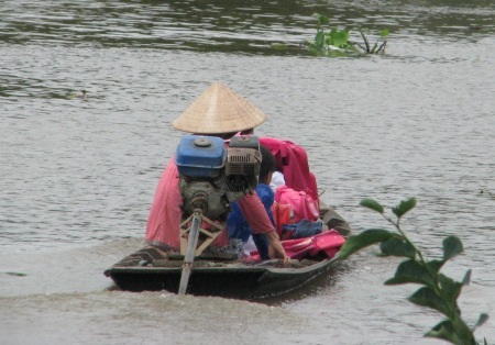 Nỗi khó khăn đến trường của học sinh tuyến dân cư "3 không" - 8 Bơi qua sông...