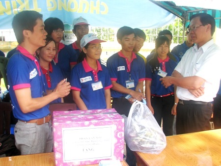 Bí thư Trung ương Đoàn động viên các tình nguyện viên tiếp sức sĩ tử - 2 Anh Phan Văn Mãi tặng quà động viên tinh thần các tư vấn viên tiếp sức sĩ tử. (Ảnh: Huỳnh Hải)