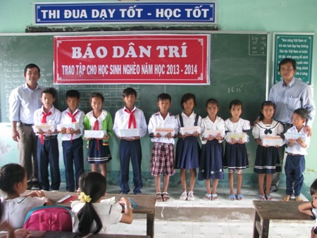 Học sinh nghèo Trường Tiểu học Hộ Phòng B nhận vở mới.