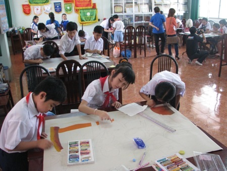 Học sinh Cần Thơ thi vẽ tranh vì môi trường thân thiện - 2 Các họa sĩ nhí cùng đua vẽ để hoàn thành bức tranh trong 3 giờ.