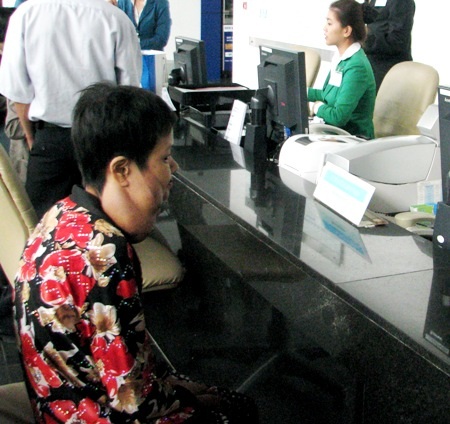 Chị Hoa đang làm thủ tục nhập viện tại Bệnh viện FV.