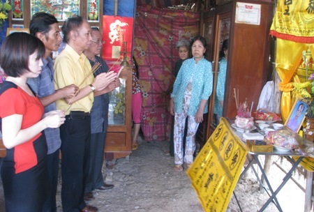 Thắp nén hương cho người đã khuất.