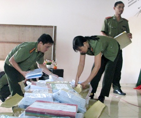 Hơn 1.500 cuốn vở đến với học sinh nghèo huyện Cờ Đỏ - 1 Các chiến sĩ công an tất bật chuẩn bị quà cho học sinh