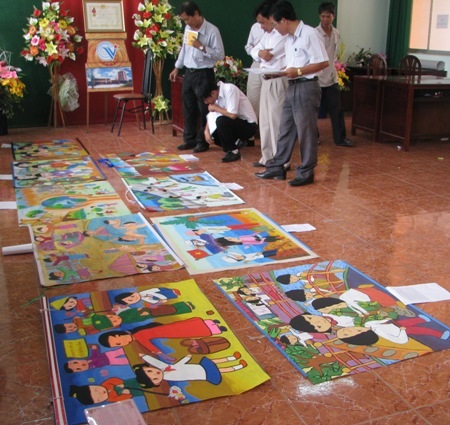 Học sinh Cần Thơ thi vẽ tranh vì môi trường thân thiện - 9 Ban giám khảo đang chấm các tác phẩm dự thi.