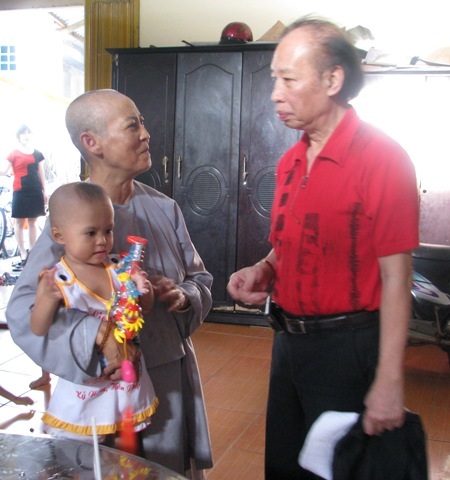 Các bé họ Nhân vui Tết Trung thu sớm với báo Dân trí - 13 TBT Phạm huy Hoàn gửi gắm các bé họ Nhân cho nhà chùa chăm lo.