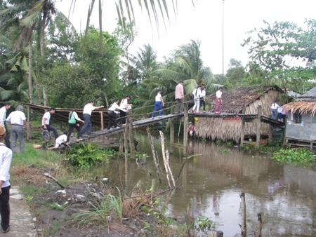 Chính thức khởi công cầu Dân trí tại tỉnh Hậu Giang - 10 Cây cầu ván cũ này sẽ được thay thế cầu mới trong nay mai.