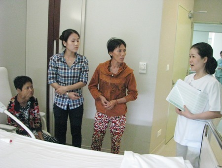 Chị Hoa được điều dưỡng bệnh viện dặn dò trong thời gian điều trị.