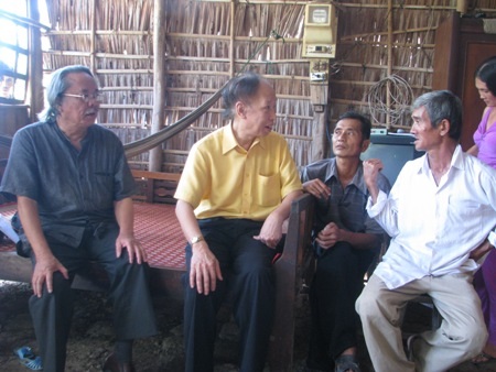  TBT Phạm Huy Hoàn (áo vàng) hỏi thăm, chia sẻ với gia đình chị Phượng.