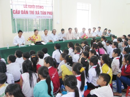 Chính thức khởi công cầu Dân trí tại tỉnh Hậu Giang - 2 Do trời mưa khá lớn nên buổi lễ khởi công được tổ chức trong hội trường Trường Tiểu học Tân Phú 3.