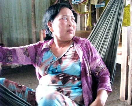 Vụ 14 người mất tích bí ẩn: Một vụ lừa đảo bài bản? - 2 Bà Năm Nhung rất lo lắng khi chưa biết tung tích của con trai. (Ảnh: Huỳnh Hải)
