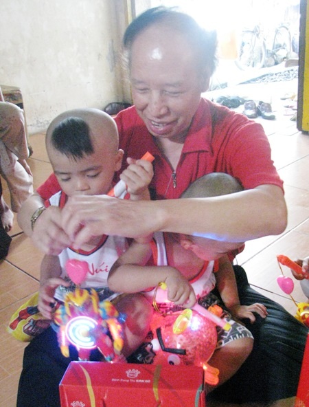 Các bé họ Nhân vui Tết Trung thu sớm với báo Dân trí - 2 TBT Phạm Huy Hoàn trao lồng đèn trung thu cho các bé vui chơi...