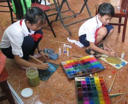 Học sinh Cần Thơ thi vẽ tranh vì môi trường thân thiện - 1 Pha màu.