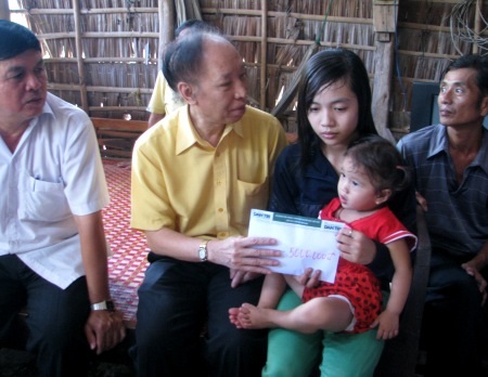 TBT Phạm Huy Hoàn trao tiền hỗ trợ từ Quỹ Nhân ái đến gia đình chị Phượng.