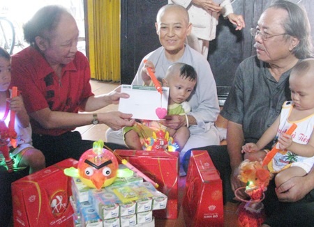 Các bé họ Nhân vui Tết Trung thu sớm với báo Dân trí - 12 ....thì bé Nhân Đức hiếu động nhất. Cu cậu luôn tìm cái gì đó để ăn chứ không thích đồ chơi.