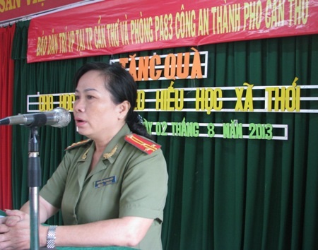 Hơn 1.500 cuốn vở đến với học sinh nghèo huyện Cờ Đỏ - 3 Học sinh nghèo xã Thới Hưng háo hức chờ nhận vở mới.