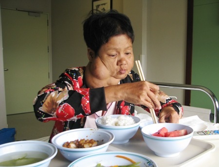Bữa cơm đầu tiên của chị Hoa tại bệnh viện. (Ảnh: Huỳnh Hải)