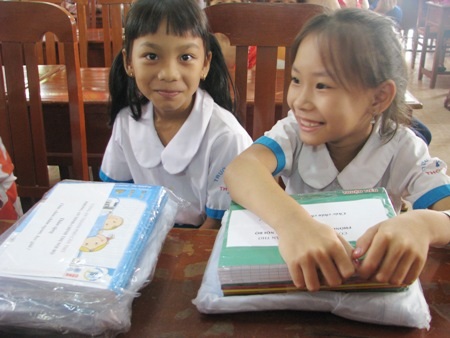 Hơn 1.500 cuốn vở đến với học sinh nghèo huyện Cờ Đỏ - 5 ...và nụ cười tươi của các em khi có vở mới để đi học.