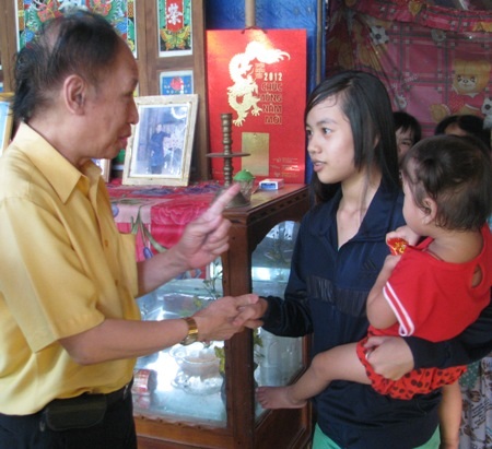 Nhà báo Phạm Huy Hoàn động viên con gái lớn của chị Phượng cố gắng đến trường học tốt.