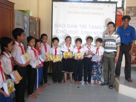 Học sinh nghèo Trường Tiểu học Hộ Phòng C nhận vở mới. (Ảnh: Huỳnh Hải)