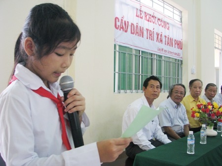 Chính thức khởi công cầu Dân trí tại tỉnh Hậu Giang - 5 Đại diện học sinh bày tỏ niềm vui trong ngày khởi công cầu mới vững chắc để đến trường.