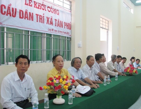 Chính thức khởi công cầu Dân trí tại tỉnh Hậu Giang - 3 Do trời mưa khá lớn nên buổi lễ khởi công được tổ chức trong hội trường Trường Tiểu học Tân Phú 3.