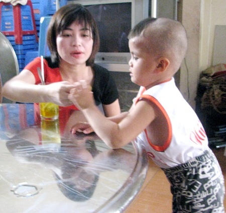 Các bé họ Nhân vui Tết Trung thu sớm với báo Dân trí - 11 ....thì bé Nhân Đức hiếu động nhất. Cu cậu luôn tìm cái gì đó để ăn chứ không thích đồ chơi.