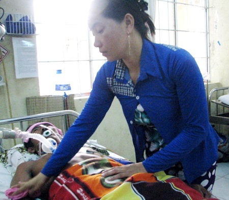 Vụ ngộ độc khí hầm cá: “Đau xót cho anh em công nhân bốc vác quá!” - 2 Bỏ 3 con nhỏ ở nhà, vợ anh Tâm đã mấy đêm không ngủ, túc trực bên cạnh chồng.