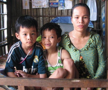 “Mai mốt tôi nằm xuống, chỉ sợ hai đứa con bơ vơ" - 1 3 mẹ con chị Hằng hiện sống tại ấp 5, thị trấn Hộ Phòng, huyện Giá Rai, tỉnh Bạc Liêu.