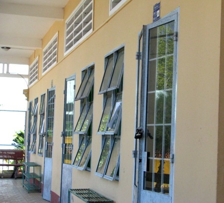 Học sinh nghỉ học vì trường... bận đãi tiệc đám cưới - 2 Các phòng học đều kín cửa nghỉ 1 ngày vì đám cưới.