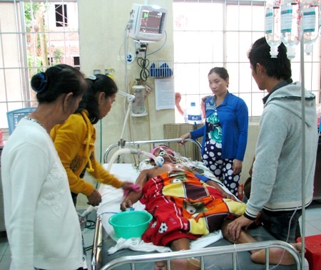 Vụ ngộ độc khí hầm cá: “Đau xót cho anh em công nhân bốc vác quá!” - 1 Nạn nhân Phạm Hữu Thành Tâm vẫn còn hôn mê sâu.