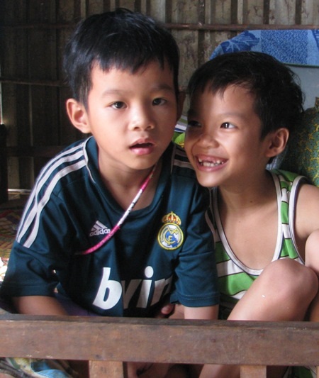 “Mai mốt tôi nằm xuống, chỉ sợ hai đứa con bơ vơ" - 3 Tương lai 2 cháu Hùng Dũng và Đăng Khoa sẽ ra sao nếu mai mốt chị Hằng cũng ra đi. (Ảnh: Huỳnh Hải)