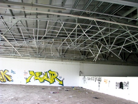 "Khó hiểu" trong việc bồi thường cho ngôi nhà bỏ hoang - 2 Bên trong trống trơn với những hình vẽ bậy bạ...