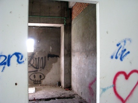 "Khó hiểu" trong việc bồi thường cho ngôi nhà bỏ hoang - 3 Bên trong trống trơn với những hình vẽ bậy bạ...