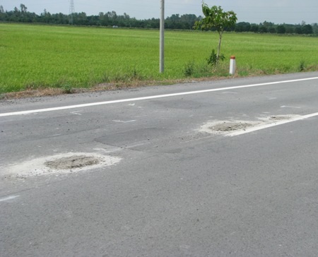 Mới sử dụng hơn 1 năm, đường nghìn tỷ xuống cấp đến khó tin - 6 Rất nhiều chỗ lấp vá hết sức nham nhở trên tuyến đường nối Cần Thơ- Vị Thanh.