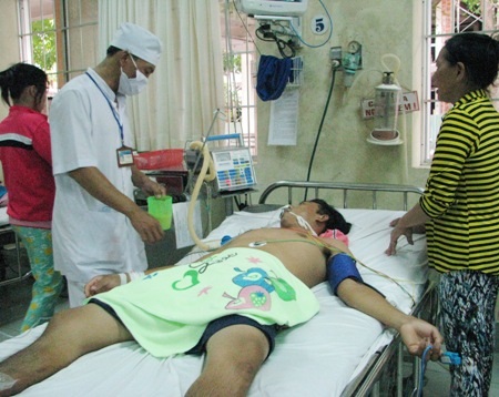 Vụ ngộ độc khí hầm cá: “Đau xót cho anh em công nhân bốc vác quá!” - 3   Nạn nhân Nguyễn Văn Ngọc đang được theo dõi tại BVĐK Bạc Liêu.