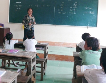 Cô Bích Thủy với lớp học tình thương của mình.